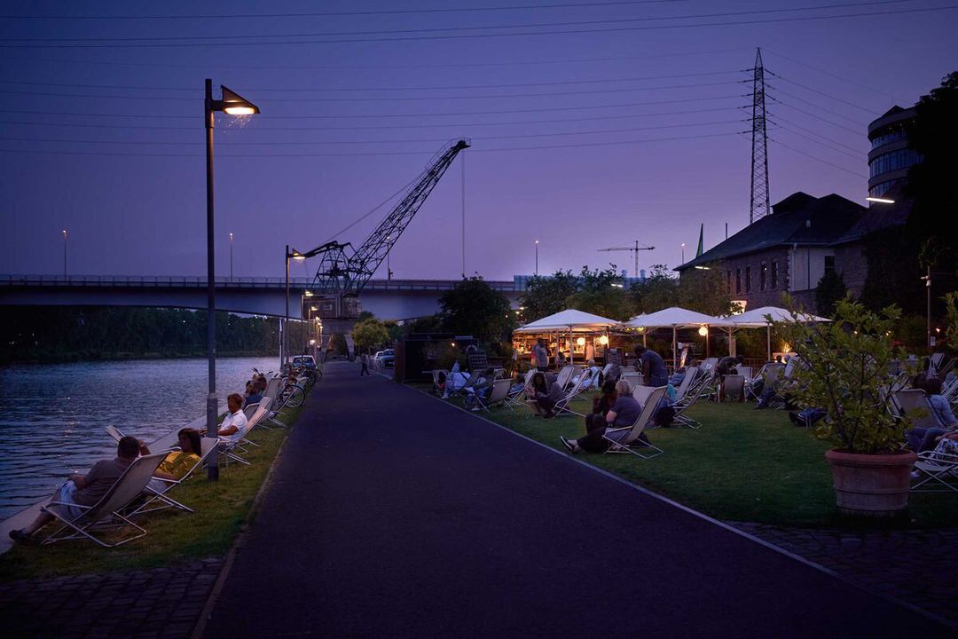 Gäste am Ufer der Schiffsmeldestelle in der Abendstimmung