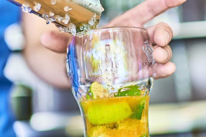 Cocktail wird an der Bar gemixt